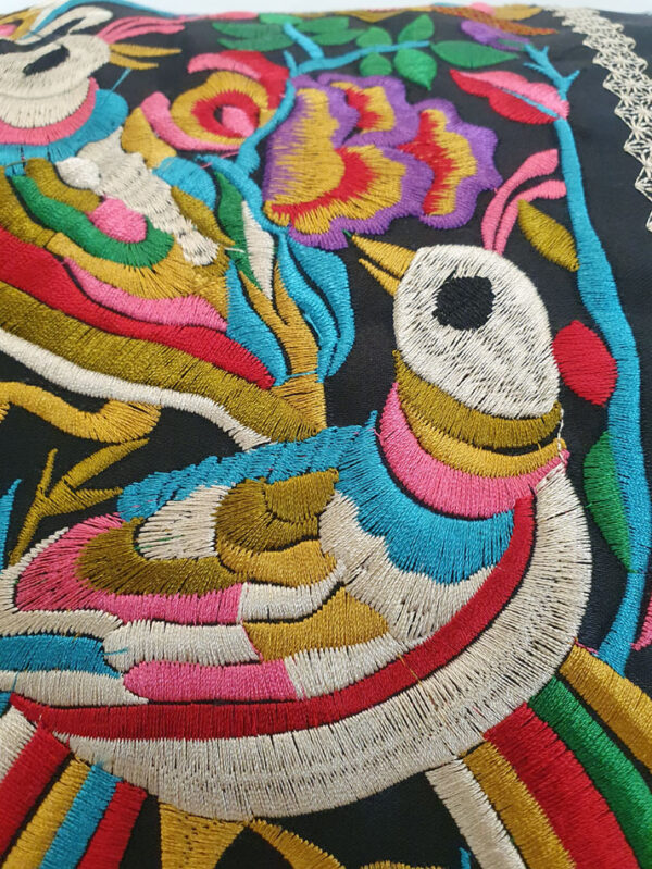 Cojín bordado multicolor
